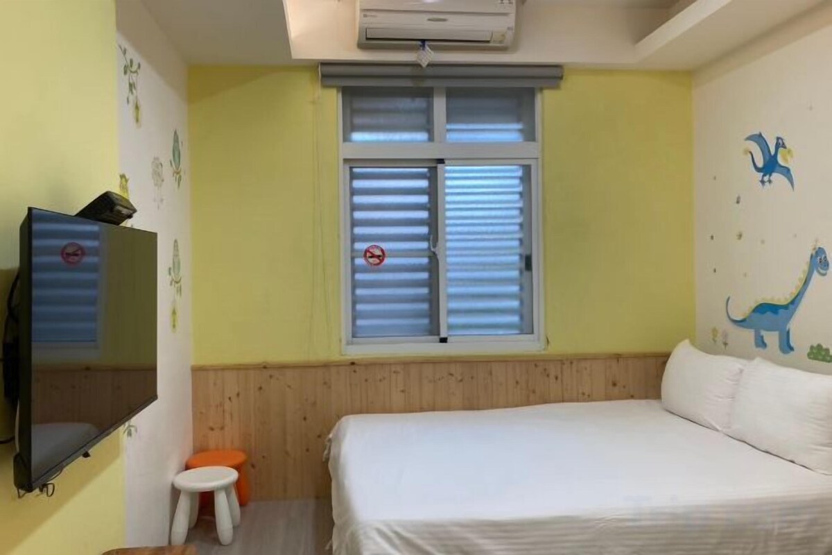 Soundproofing, free WiFi, bed sheets