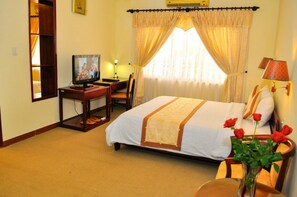 Minibar, escriptori, wifi gratuïta i roba de llit 