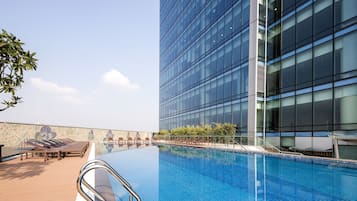 Piscina externa, espreguiçadeiras