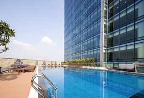 Outdoor pool, pool loungers - Lotte The Residence (Hanoi)