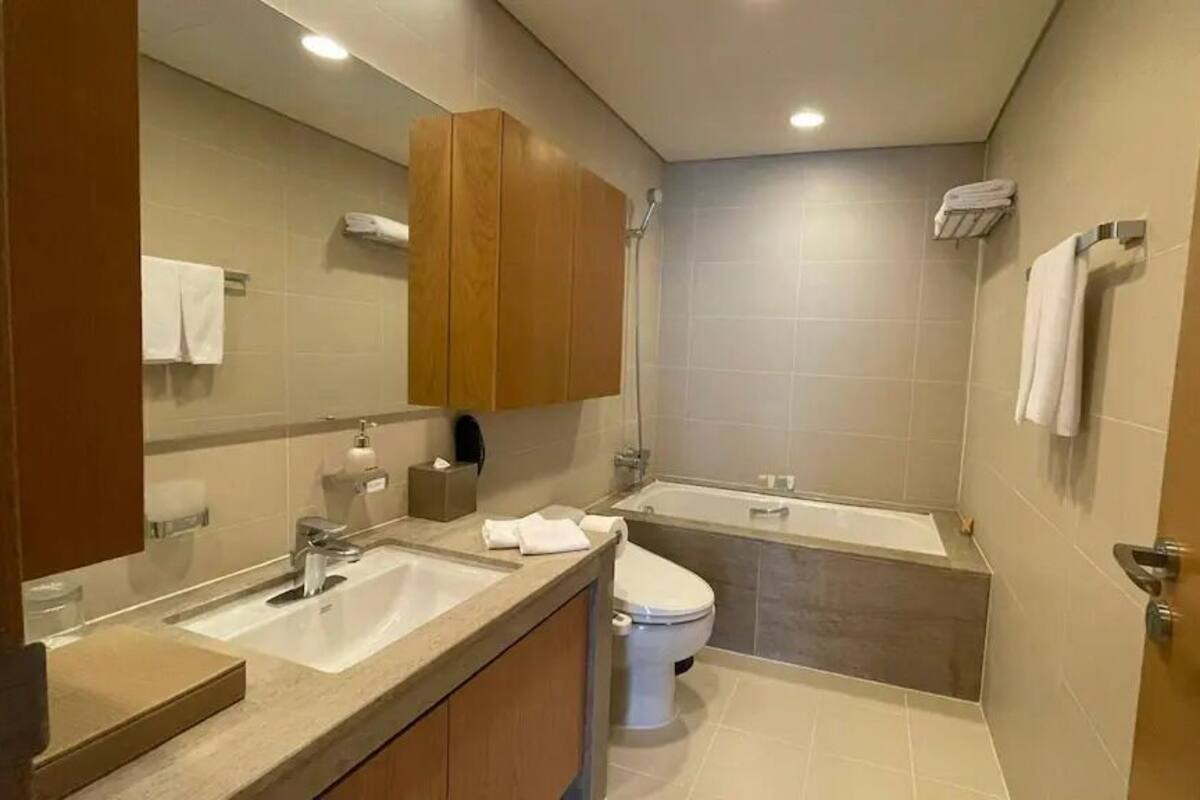 Une salle de bain moderne avec un lavabo, des toilettes et une baignoire.