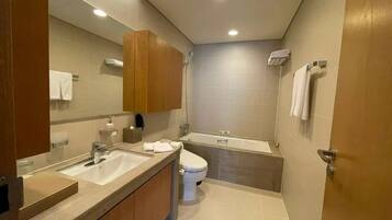 Apartemen, 1 kamar tidur | Kamar mandi | Shower, pancuran hujan, perlengkapan mandi gratis, dan pengering rambut