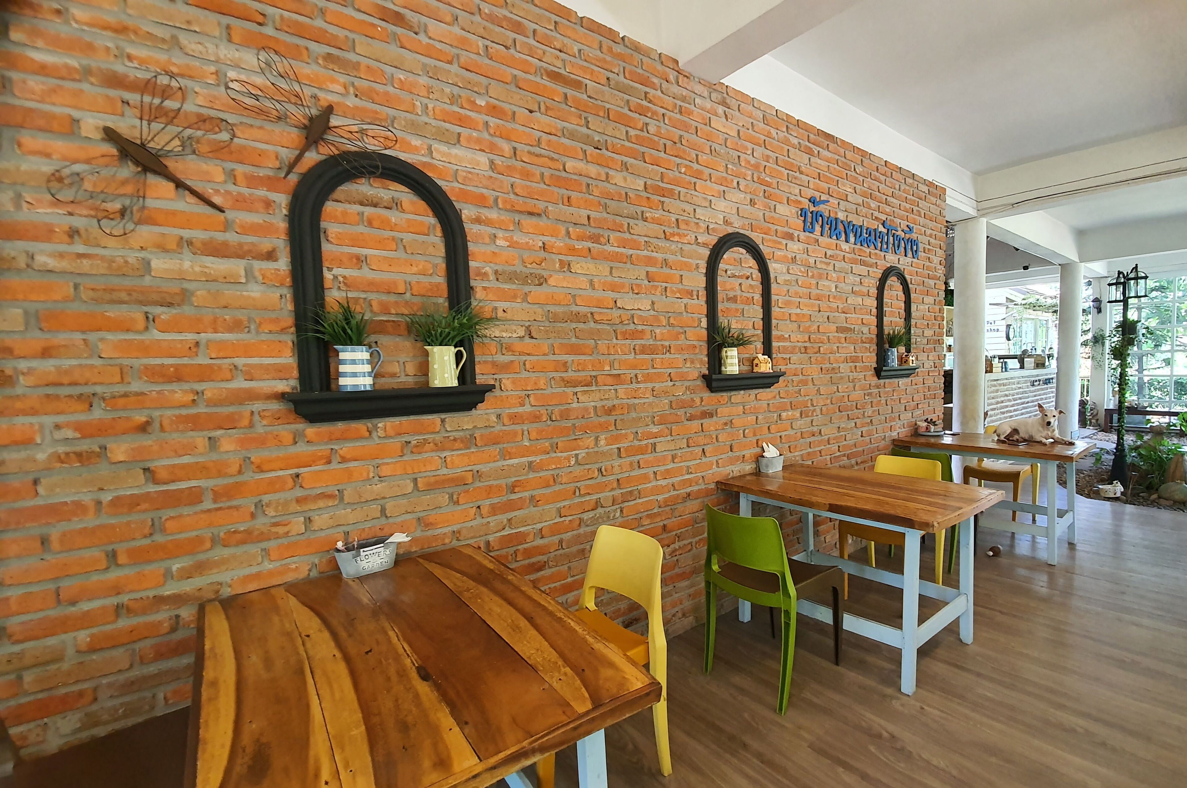 อาหารเช้าแบบท้องถิ่นทุกวัน (THB 100 ต่อคน)