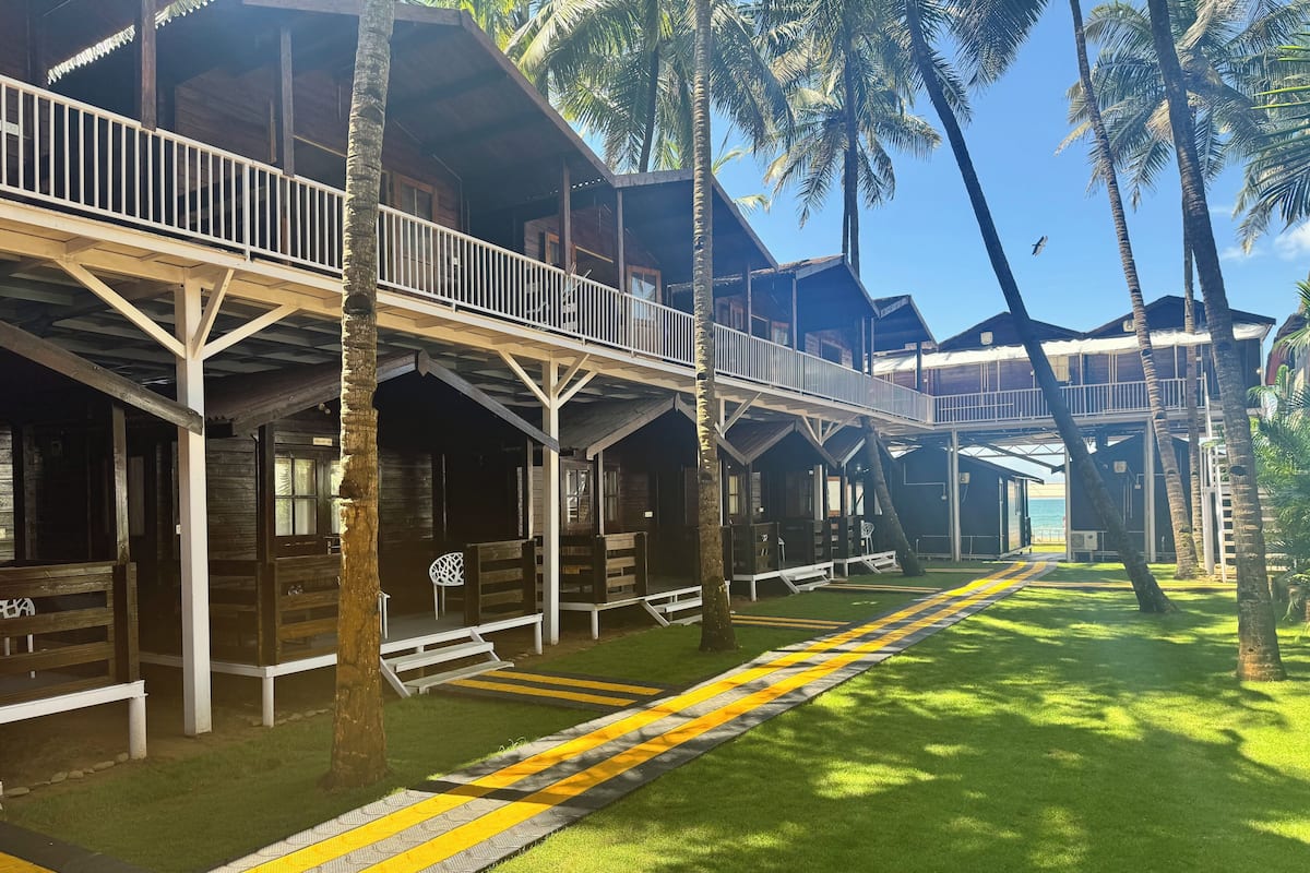 Desk, laptop workspace, free WiFi, bed sheets