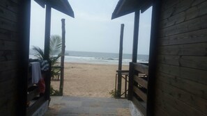 A wooden structure with a view of the beach and ocean. - Agonda Paradise (Canacona)