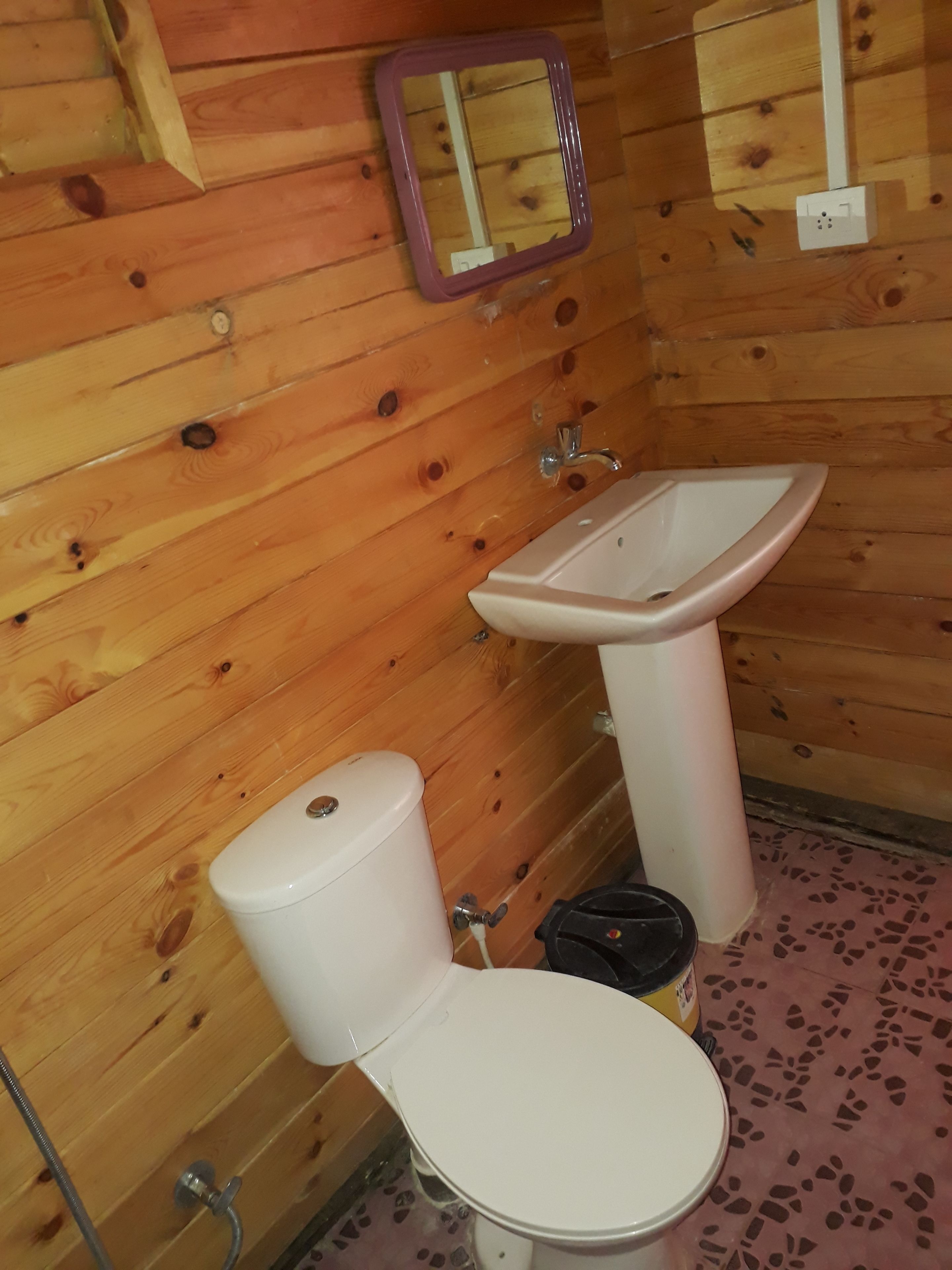 deluxe ground floor cottage | bathroom | shower, towels