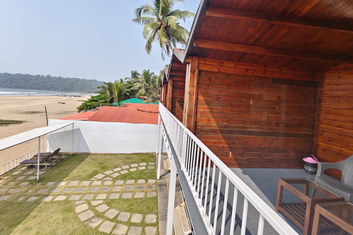 Desk, laptop workspace, free WiFi, bed sheets