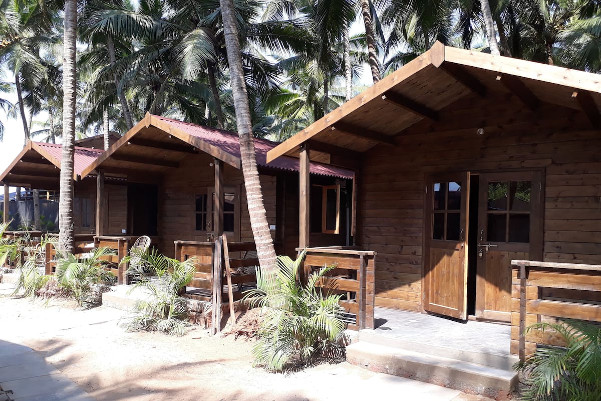 Desk, laptop workspace, free WiFi, bed sheets