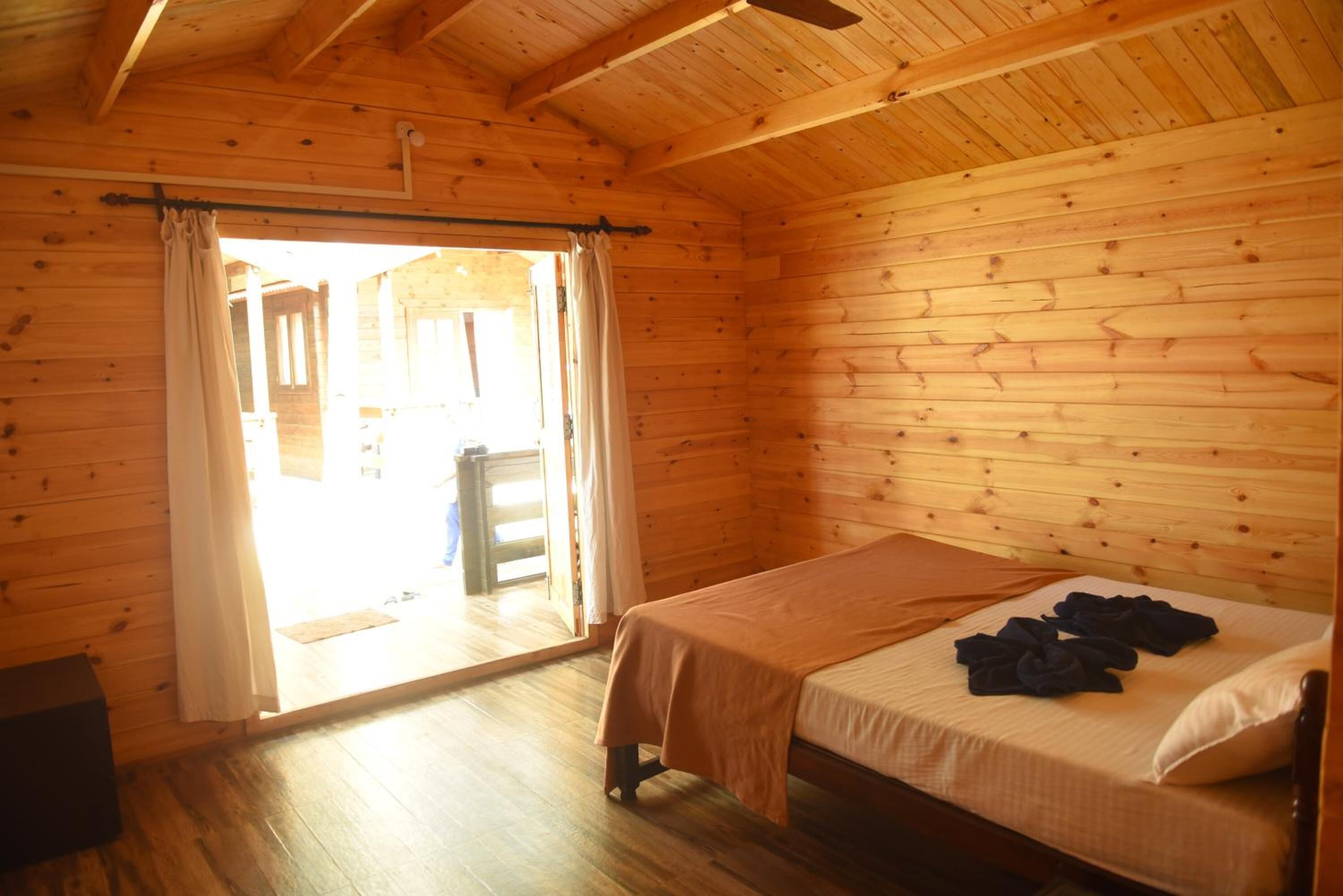 desk, laptop workspace, free wifi, bed sheets