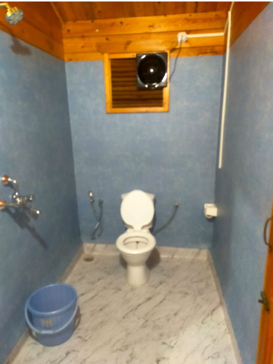 deluxe room | bathroom | shower, towels