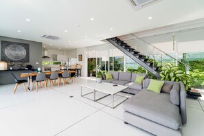 3 Bedrooms Sea View Pool Villa | Innenbereich
