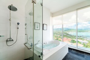 3 Bedrooms Sea View Pool Villa | Baño | Tina y regadera independientes y tina de hidromasaje 