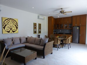 Tropicana Garden Villa 4 Bedrooms  | ห้องนั่งเล่น | ทีวีจอแบน, เครื่องเล่นดีวีดี, โต๊ะปิงปอง
