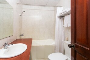 Superior Double Room | Bathroom | Shower, free toiletries, slippers, bidet