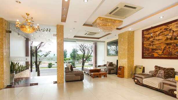 Lobby sitting area - Hoa Binh Hotel (Da Nang)