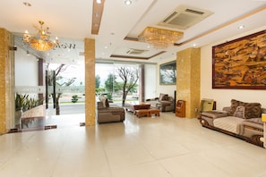 Lobby sitting area - Hoa Binh Hotel (Da Nang)