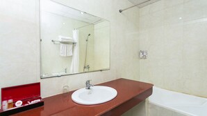 Standard Double Room | Bathroom - Hoa Binh Hotel (Da Nang)