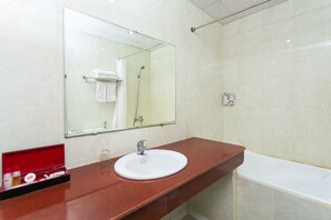 Dobbeltrom – standard | Bad | Dusj, toalettartikler (inkludert), tøfler og bidé