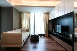 Deluxe Apartment, 2 Bedrooms | Ruang tamu | TV LCD 