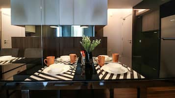 Deluxe Apartment, 2 Bedrooms | Dapur peribadi | Peti sejuk/penyejuk beku saiz penuh, ketuhar gelombang mikro, dapur