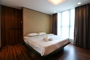 Deluxe Apartment, 2 Bedrooms | 2 bedrooms, desk, soundproofing, iron/ironing board - Victoria Home Verve Suites (Kuala Lumpur)