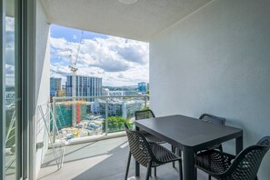 City-Doppelzimmer zur Einzelnutzung, 1 Queen-Bett und Schlafsofa, barrierefrei | Blick vom Balkon