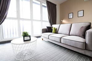 Suite superior, 3 habitaciones, vistas a la ciudad | Zona de estar | Una televisión LCD