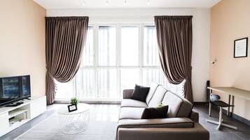 Superior Suite, 3 Bedrooms, City View | Ruang tamu | TV LCD