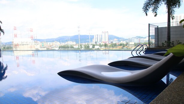 Outdoor pool - Victoria Home Sentrio Suites (Kuala Lumpur)
