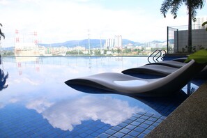 Outdoor pool - Victoria Home Sentrio Suites (Kuala Lumpur)