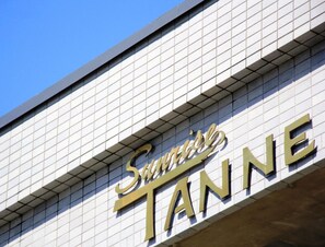 A building facade with the sign "Smith's TANNES". - Hakuba Tsugaike Sunrise TANNE (Otari)