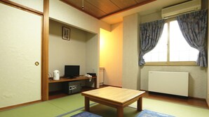 A traditional Japanese room with tatami flooring, a wooden table, and cushions. - Hakuba Tsugaike Sunrise TANNE (Otari)