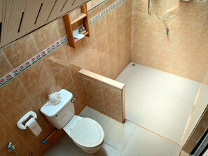 Bungalow | Bathroom | Free toiletries, hair dryer, towels