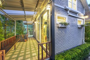 Premier Pool Villa | Màn/rèm cản sáng, giường gấp/giường phụ (phụ phí) 