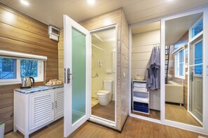 Premier Pool Villa | Bathroom | Shower, free toiletries, towels - Greenview Resort (Nakhon Nayok)