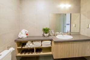 Shower, free toiletries, hair dryer, slippers - La Cigale Residence (Ho Chi Minh City)