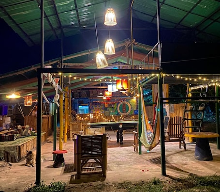 Breakfast, lunch, dinner served; Thai cuisine