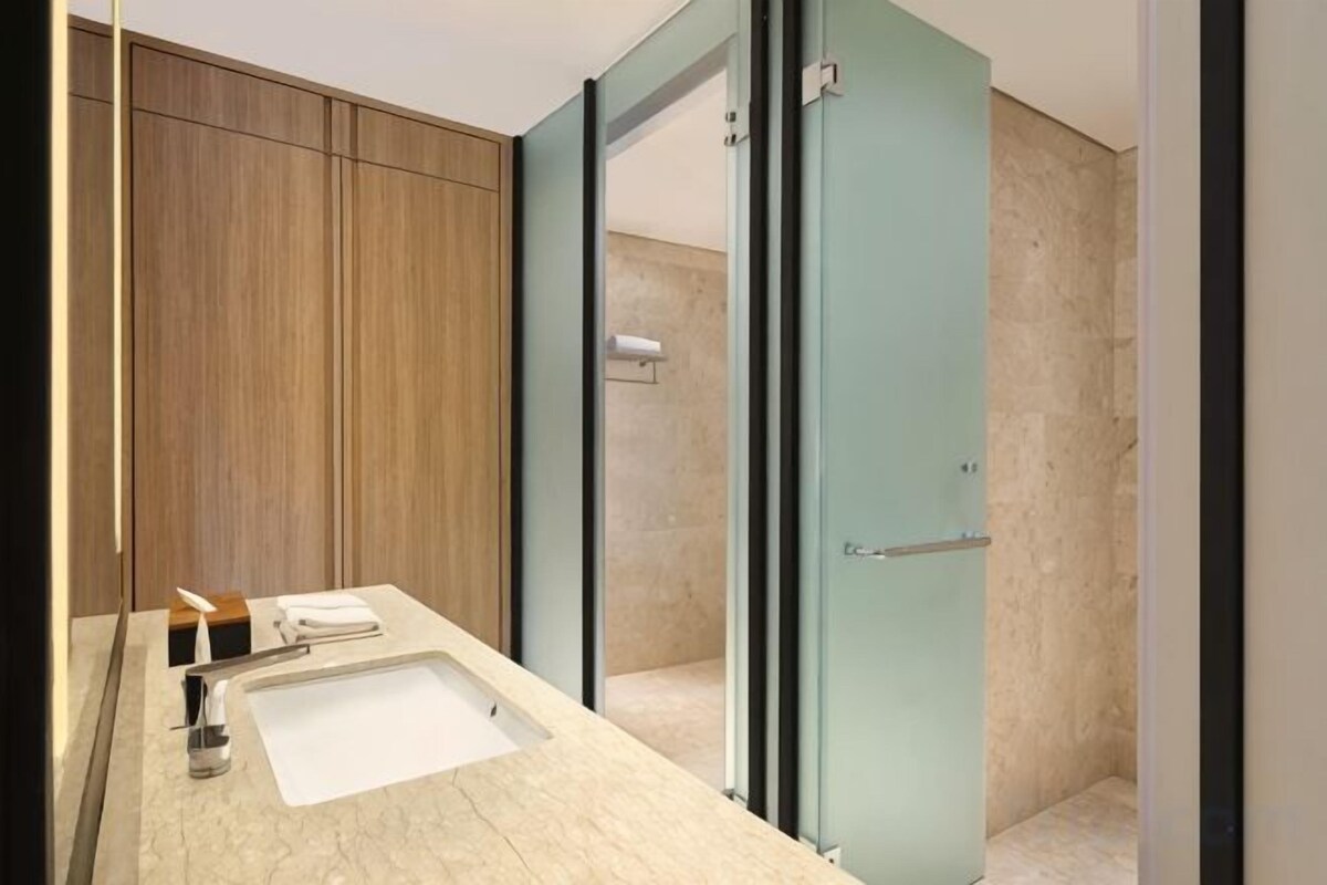 Badezimmer | Dusche, kostenlose Toilettenartikel, Handtücher
