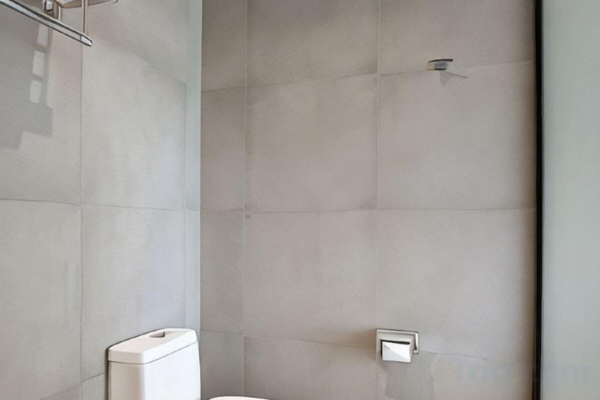 Badkamer | Een douche, gratis toiletartikelen, handdoeken