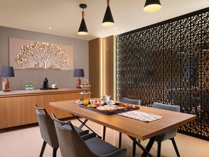 Suite | In-room dining