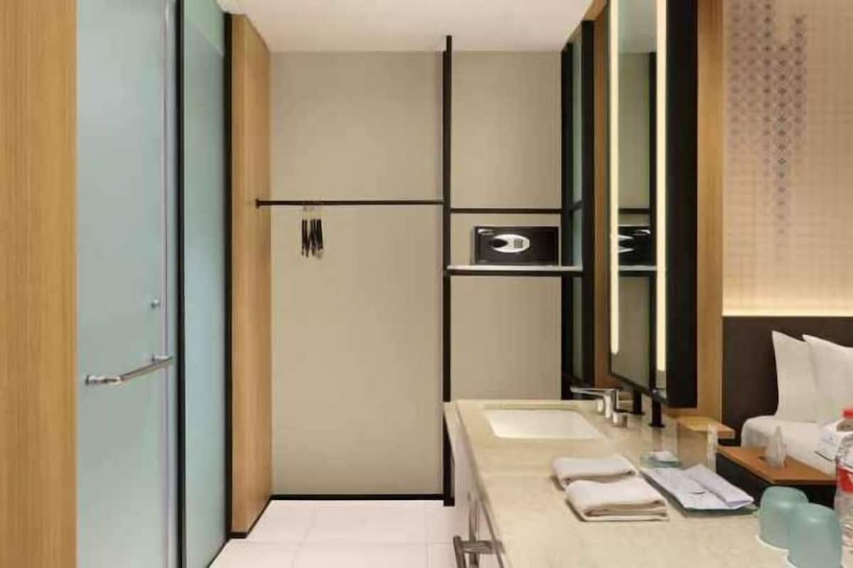 Bathroom | Shower, free toiletries, towels