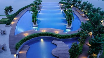 Outdoor pool, pool loungers