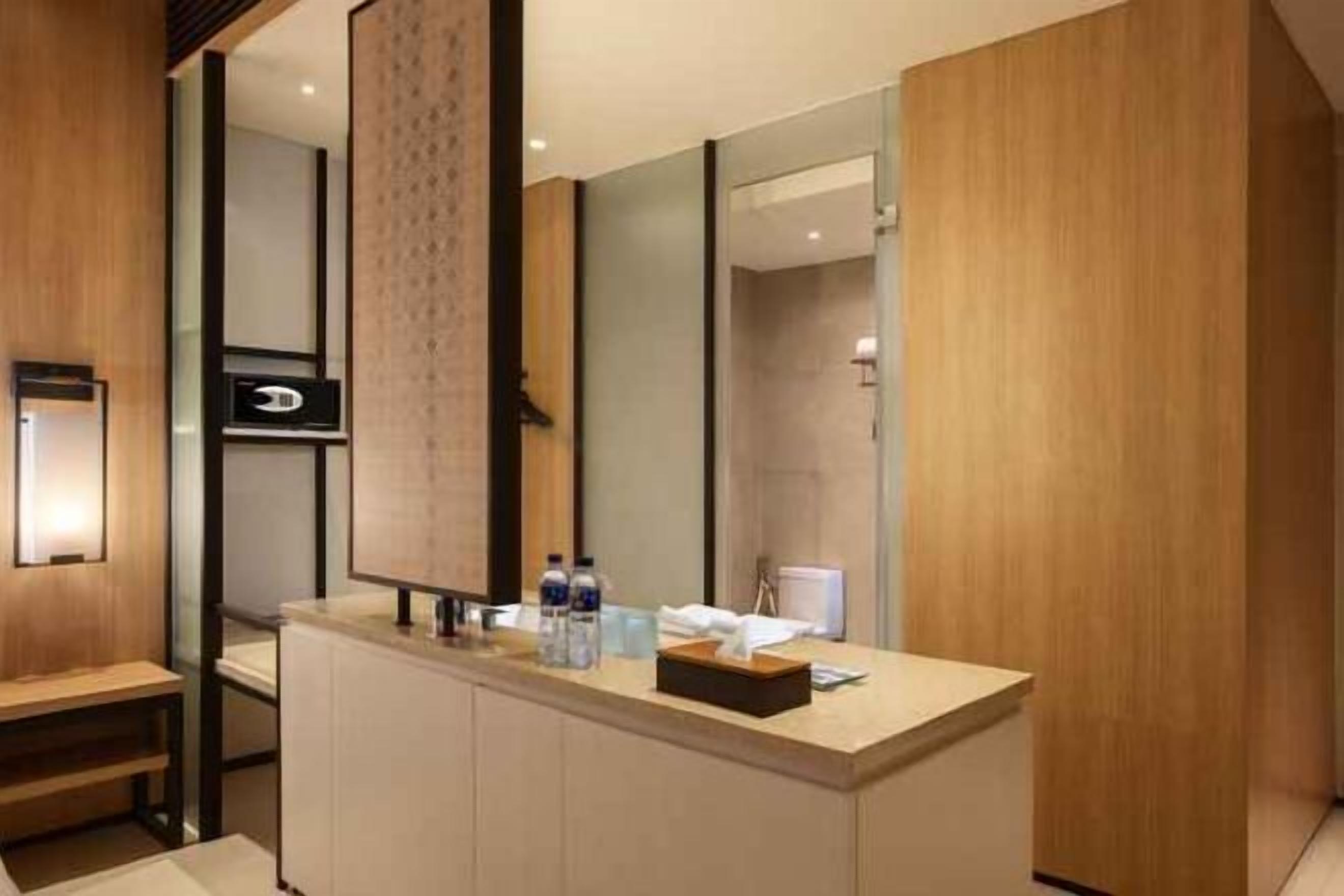 Shower, free toiletries, towels