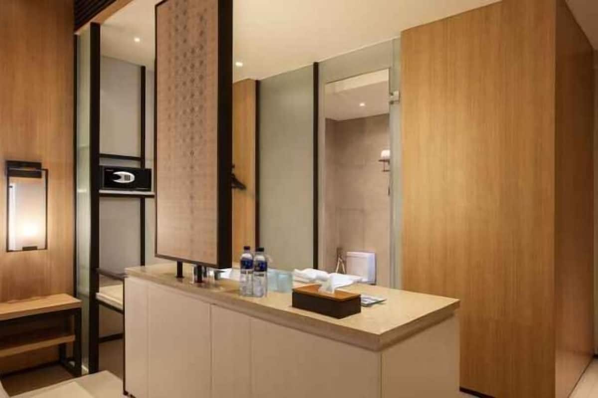 Shower, free toiletries, towels