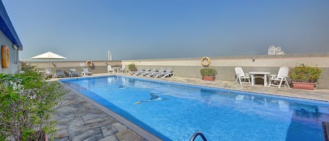 Piscine extérieure, parasols de plage, chaises longues