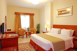 In-room safe, desk, laptop workspace, blackout curtains - Rose Garden Hotel Apartments - Bur Dubai (Dubai)