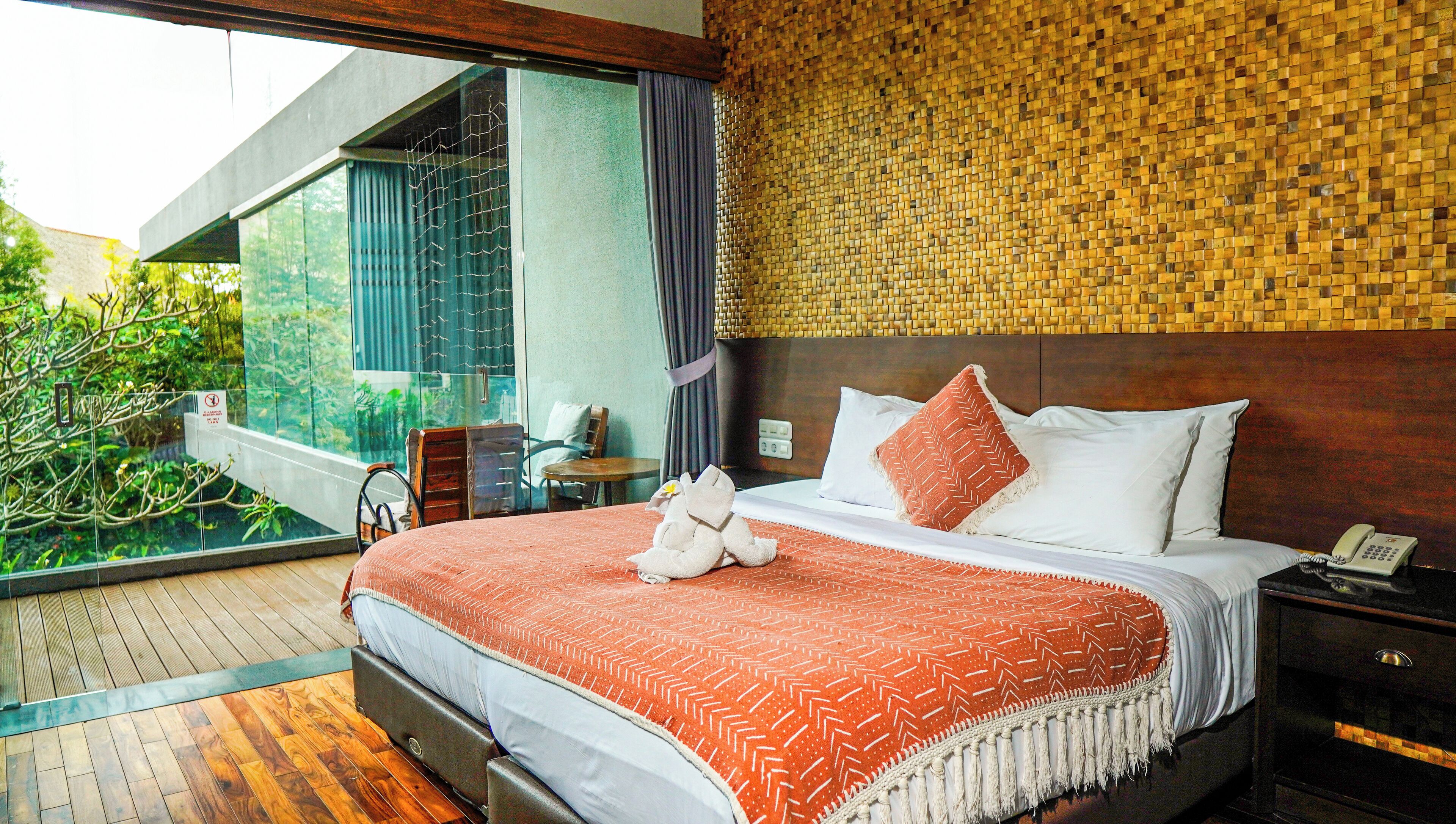 Premium bedding, in-room safe, desk, iron/ironing board (on request)
