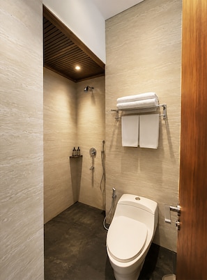 Superior Room | Bathroom | Free toiletries, hair dryer, bathrobes, slippers - Del Cielo Villa Jimbaran (Jimbaran)