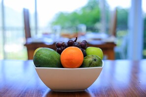 A bowl of fruit on a wooden table. - Jack Tree Lodge (Kandy)