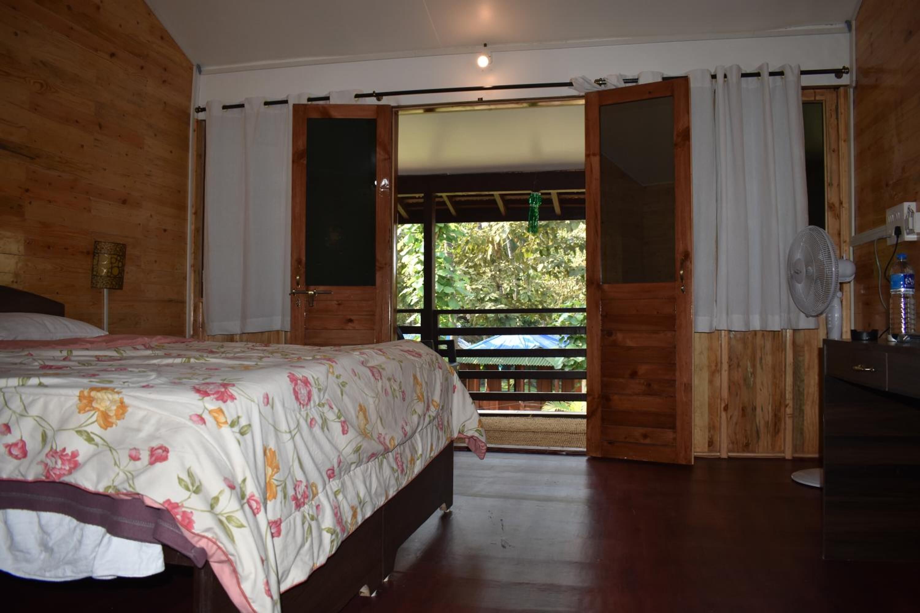 WiFi (無料)、ベッドシーツ